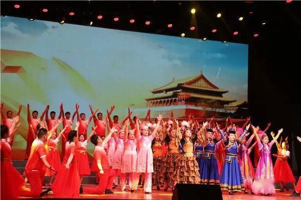 新闻回顾，云南，“顽皮小象”不洗澡，象姐姐无奈难劝导